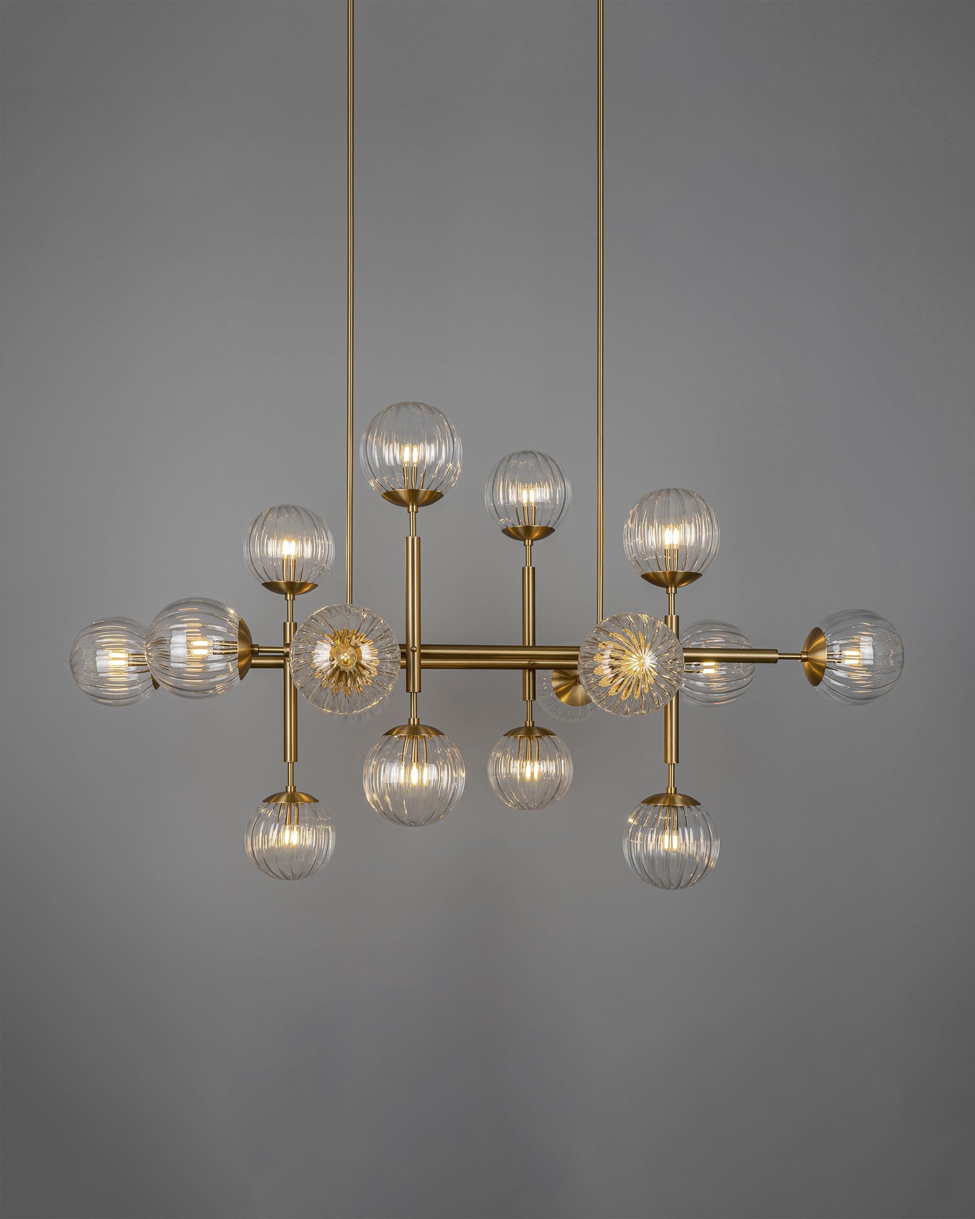 Schwung Riegel Globe Chandelier